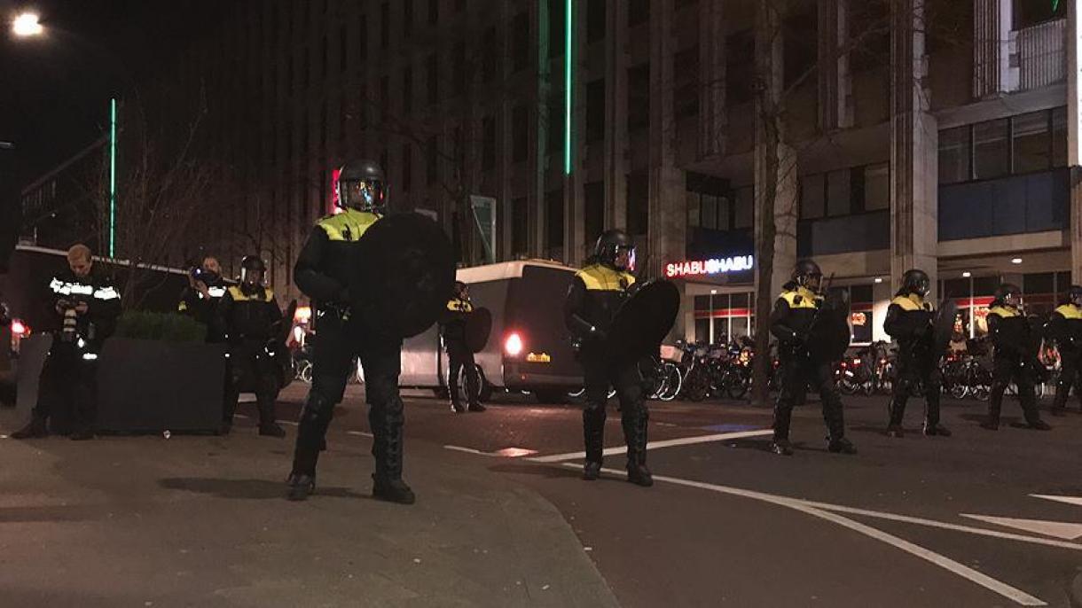 荷兰警察干预土耳其示威者