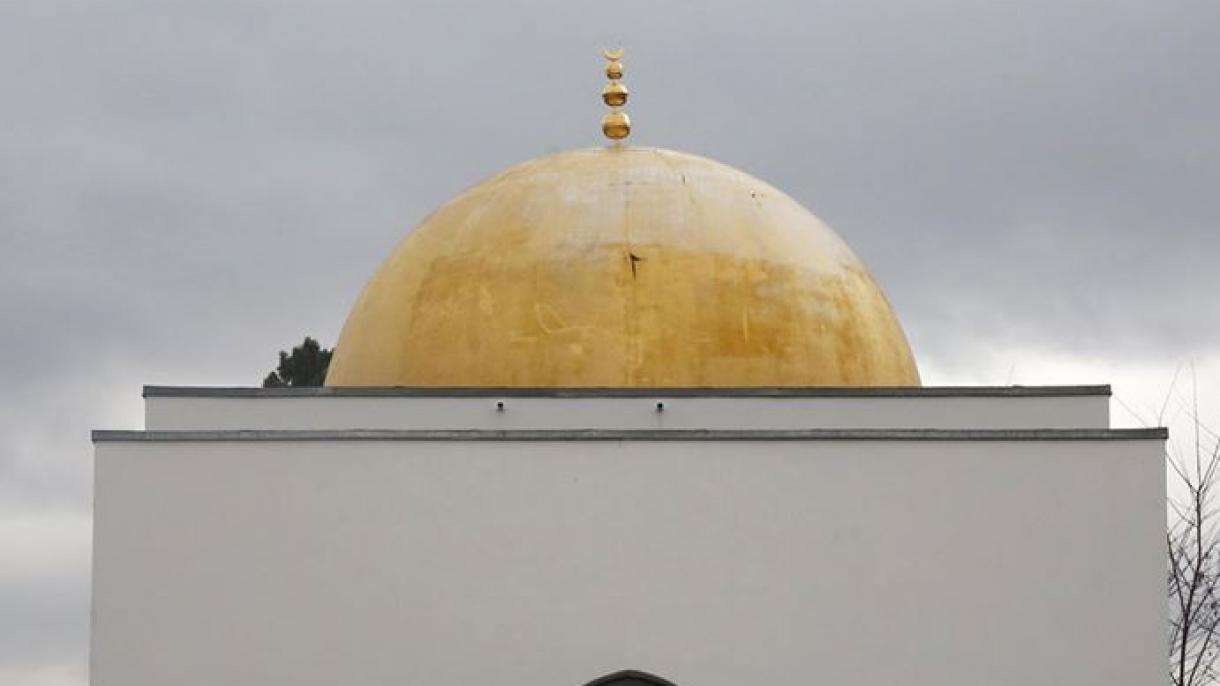 Францияда мечит дубалына исламга каршы жазуулар жазылды