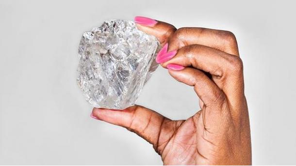 Encuentran un diamante de 404 quilates en Angola