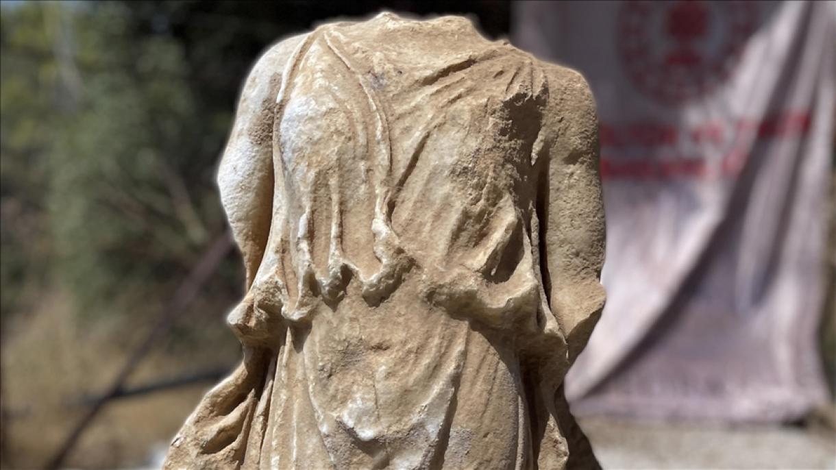 کشف دومین مجسمه الهه پیروزی با قدمت 1800 سال در آنتالیا