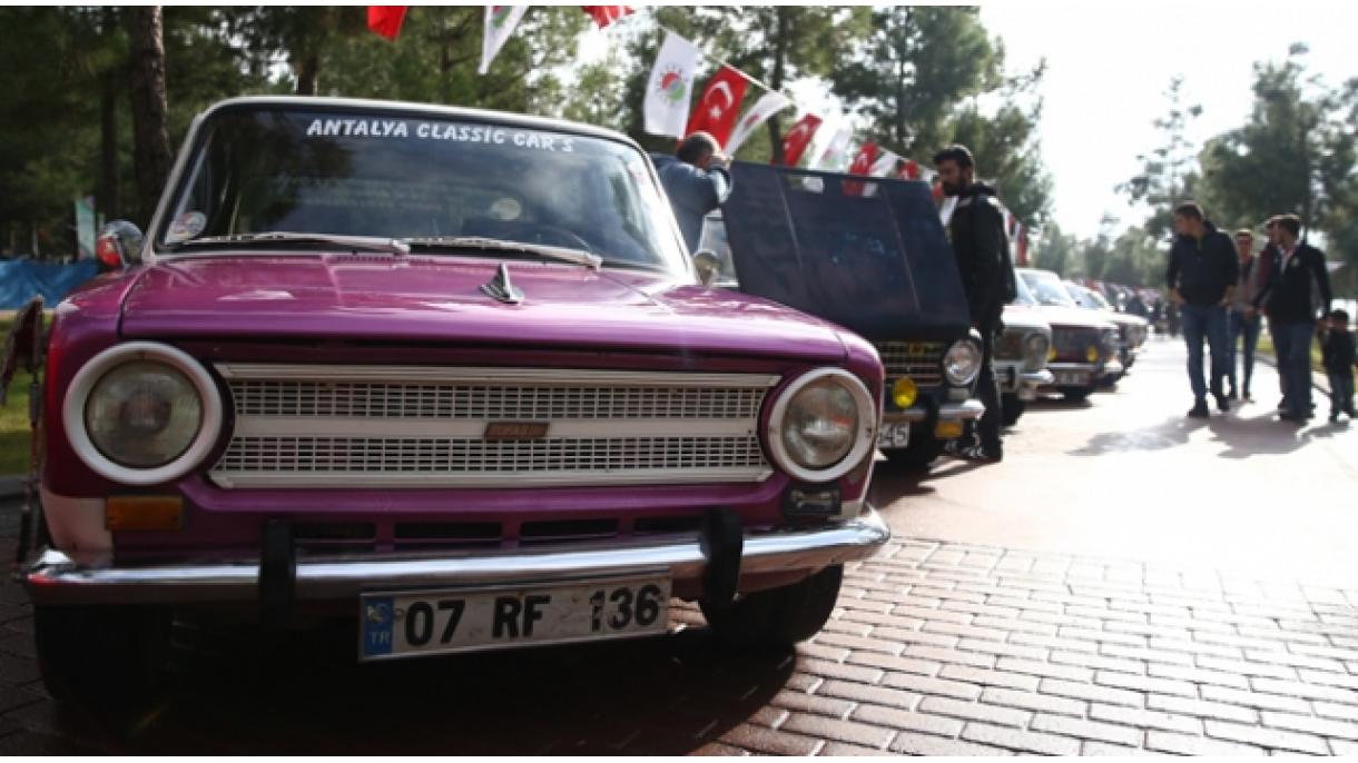 Los aficionados del automóvil Murat 124 se encontraron en Antalya