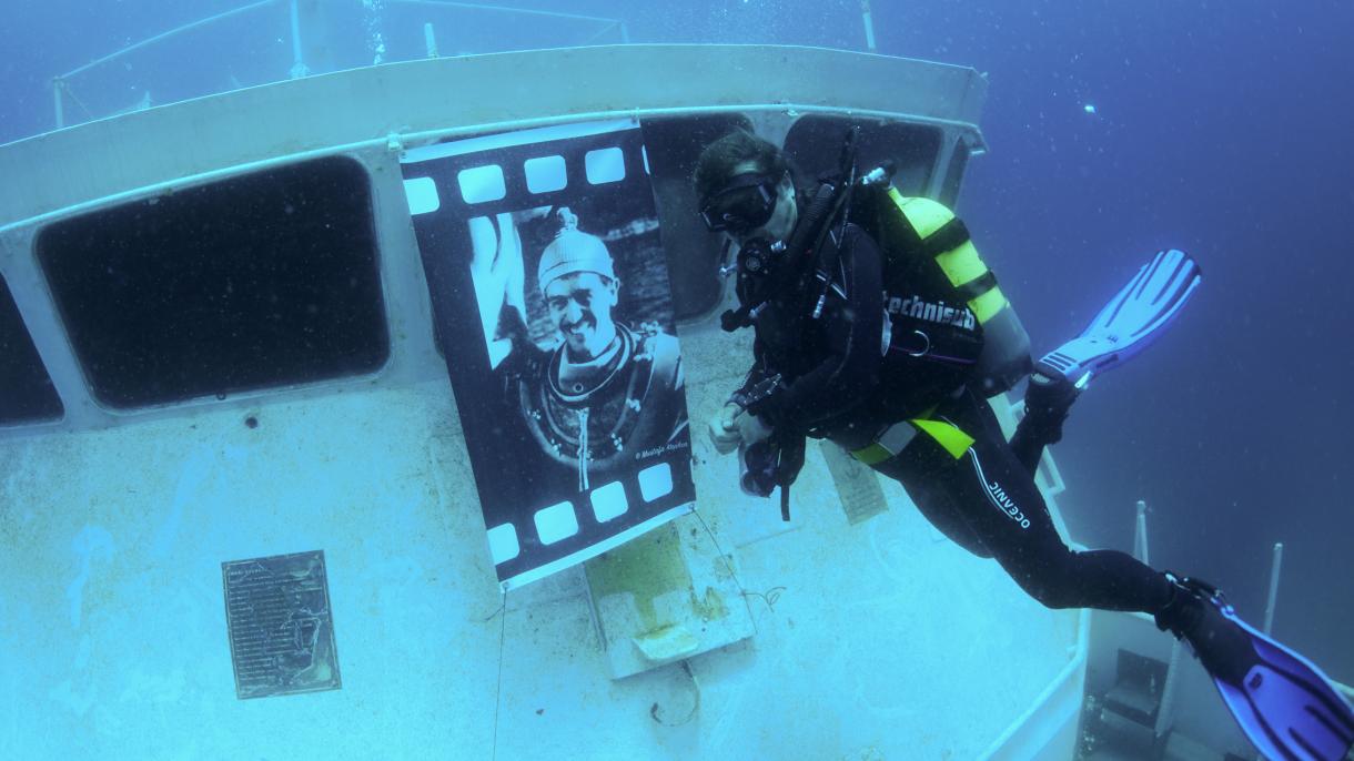 تریسٹھ سالہ زیر آب تصاویر کی نمائش غرقاب جہاز میں کی گئی