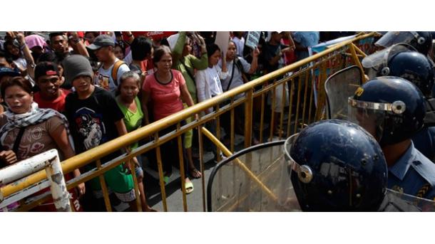 菲律宾灾区农民示威变流血冲突