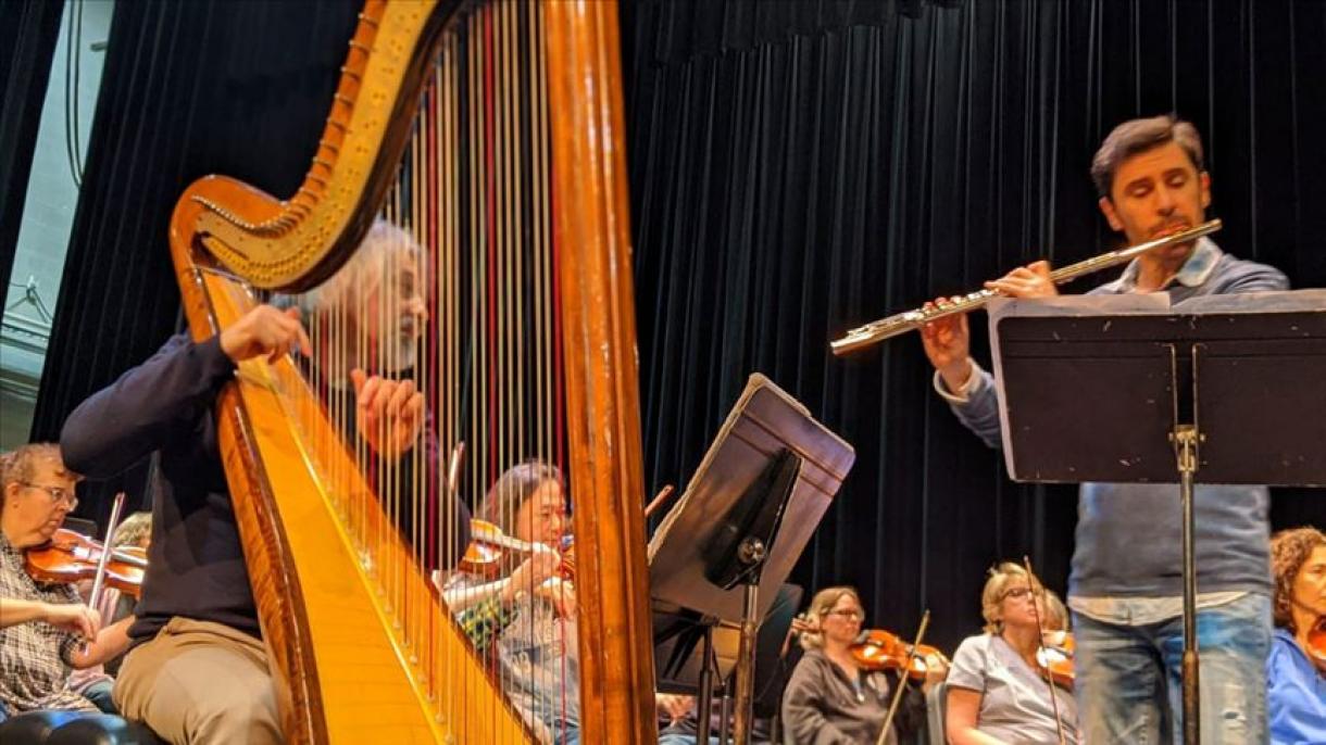 Artistas turcos interpretam melodias anatólias e ocidentais nos EUA