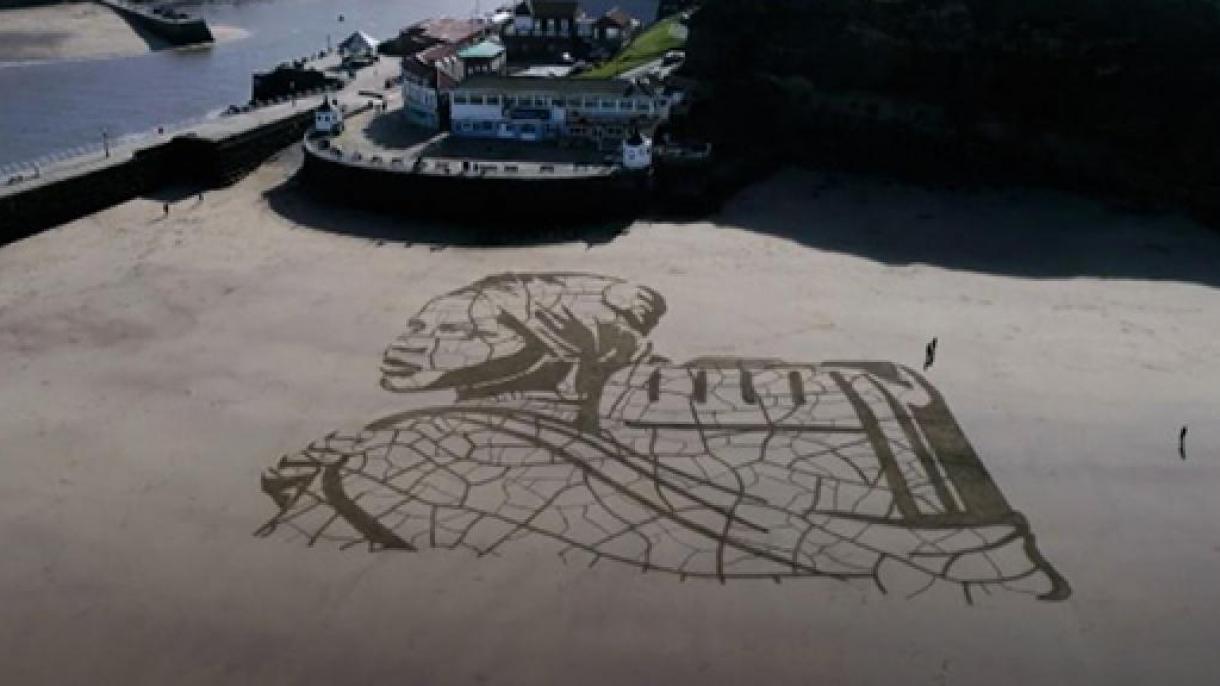Un artista pintó un retrato en la playa para llamar la atención sobre el cambio climático