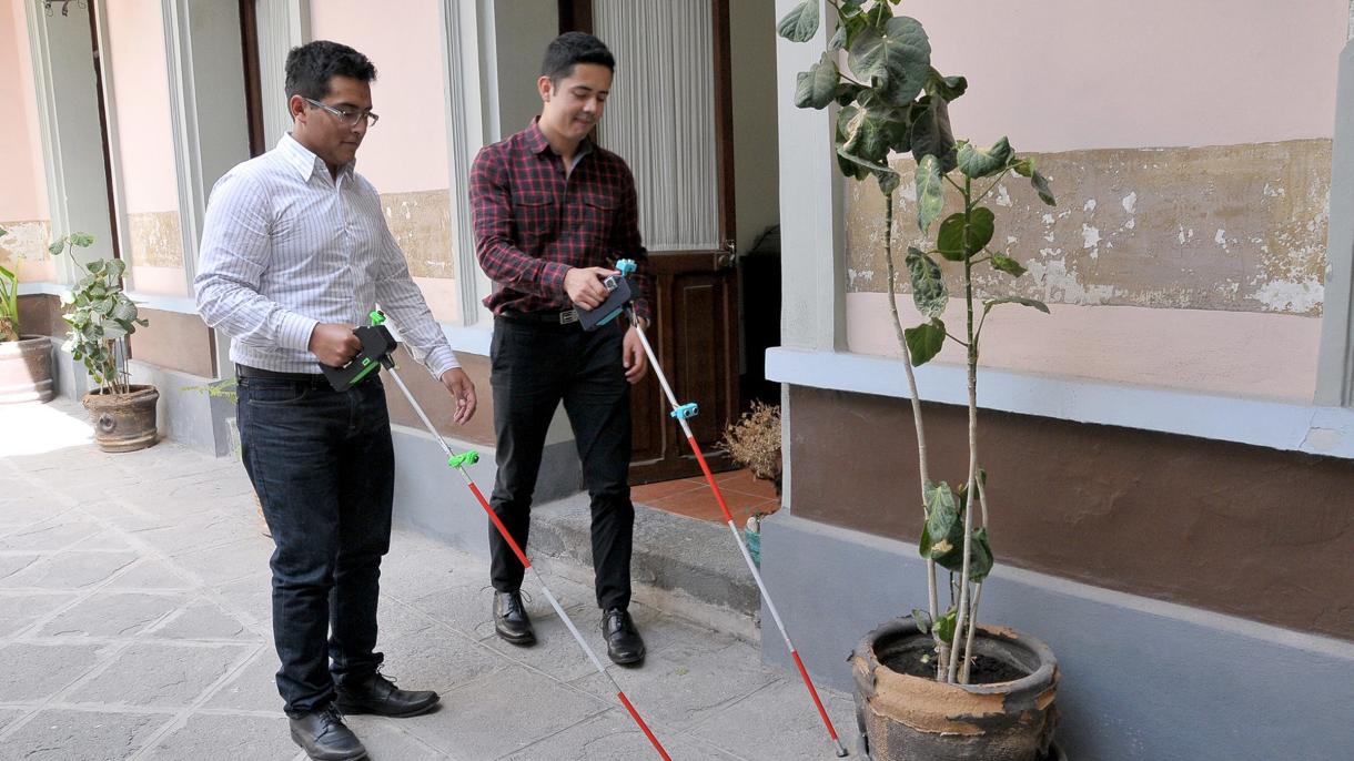 Los jóvenes ecuatorianos se galardonan por la invención que guía personas invidentes
