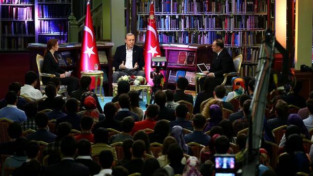 Preşedintele Recep Tayyip Erdoğan de  vorbă cu tinerii...