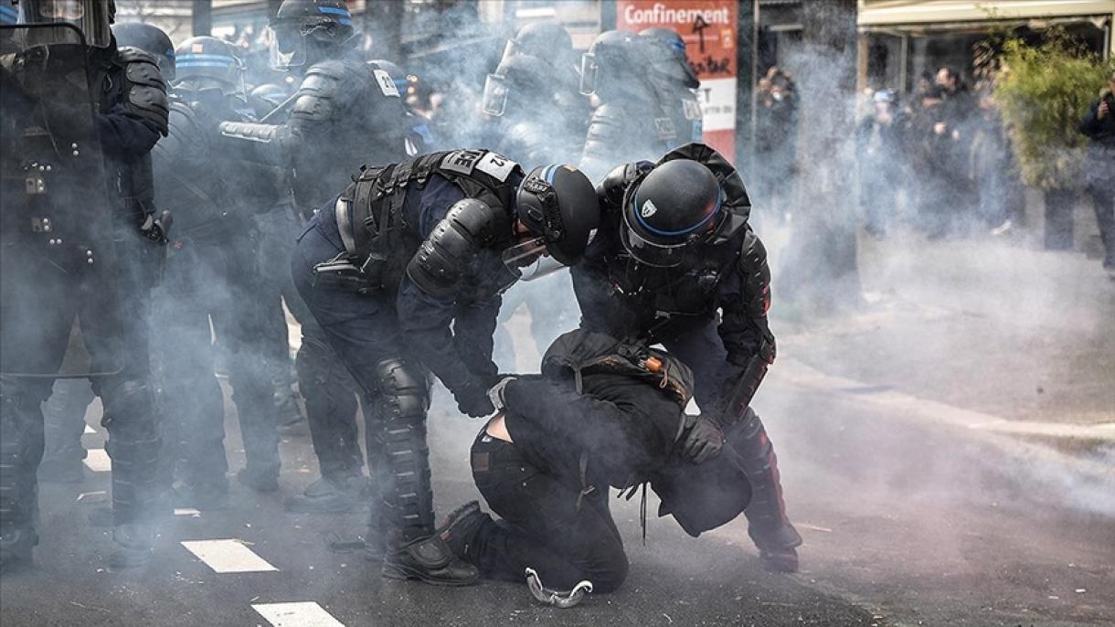 Parijda poliśiyä demonstrantlarnı mısqıllıy häm qurqıta