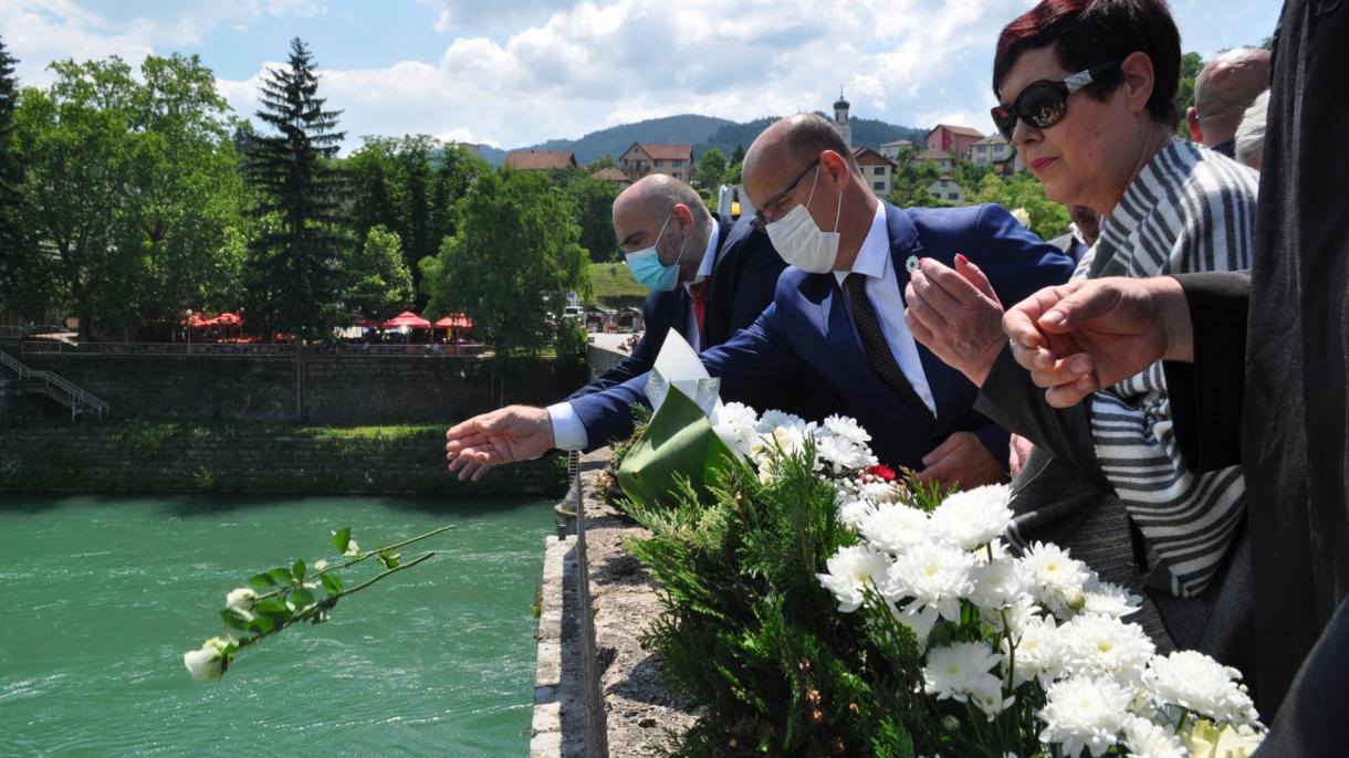 Sjećanje na 3.000 ubijenih civila Višegrada: Sa ćuprije Mehmed – paše Sokolovića spuštene ruže