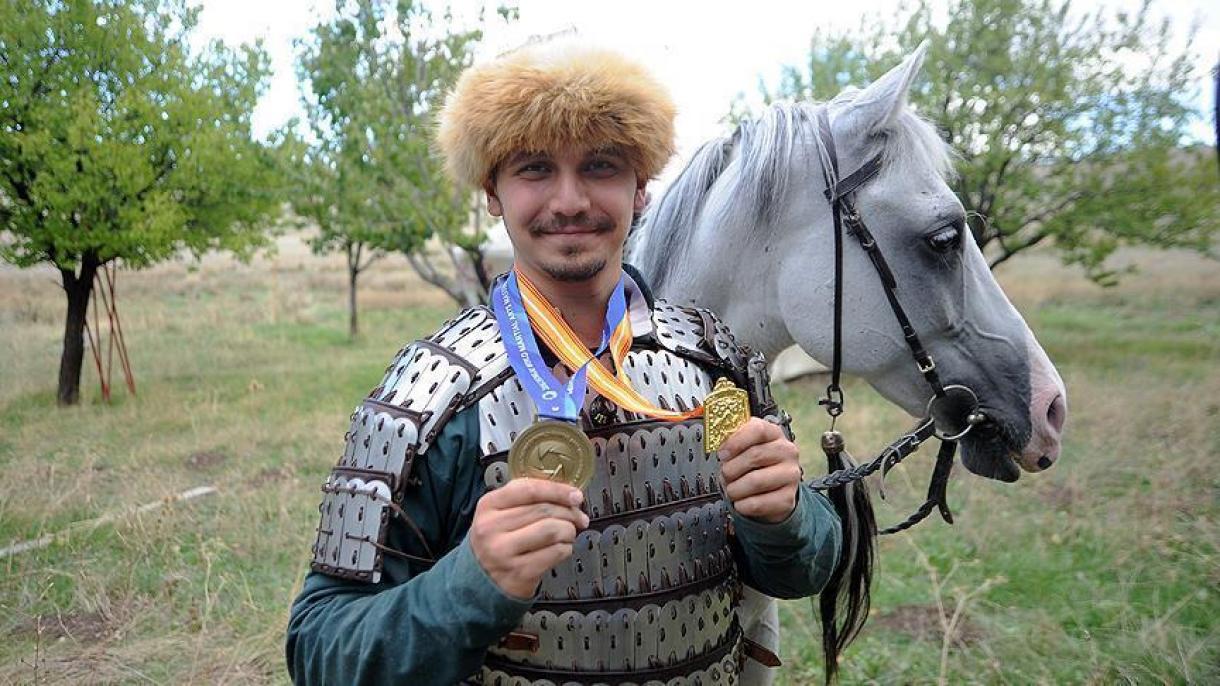 ملی پوش ترکیه، قهرمان مسابقات کمانگیری روی اسب جهان شد