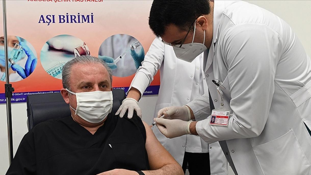 土耳其议长在安卡拉接种新冠疫苗