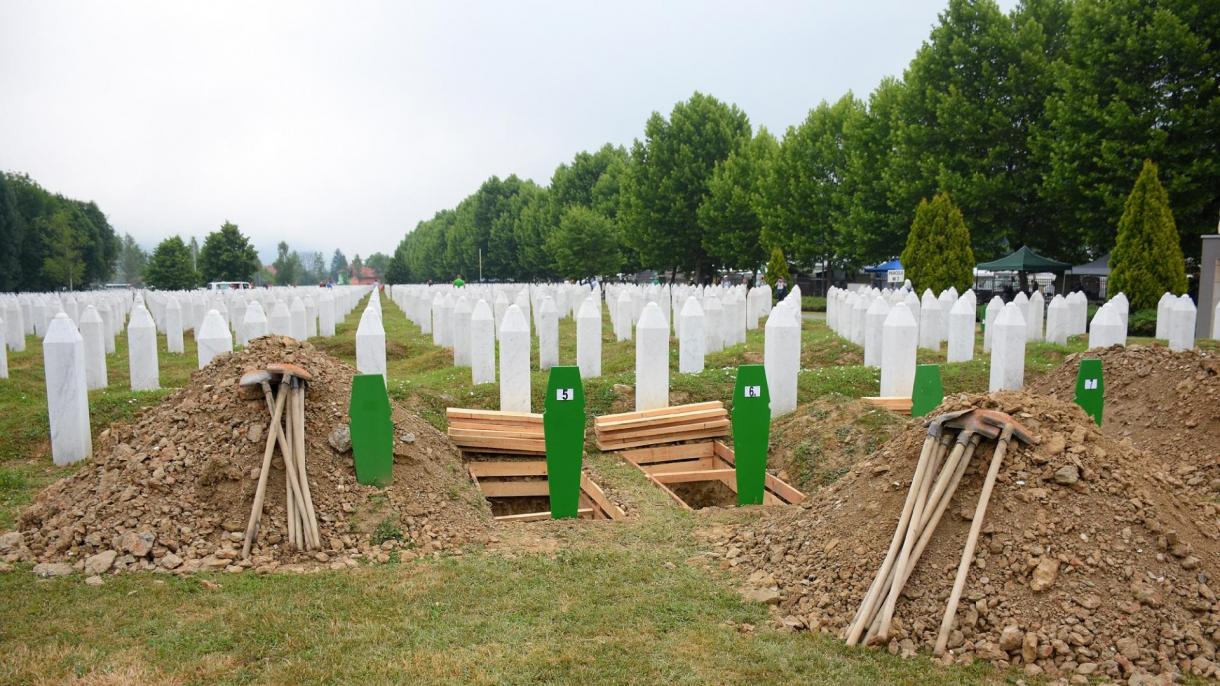 srebrenica soykirimi cenaze hazirligi.jpg