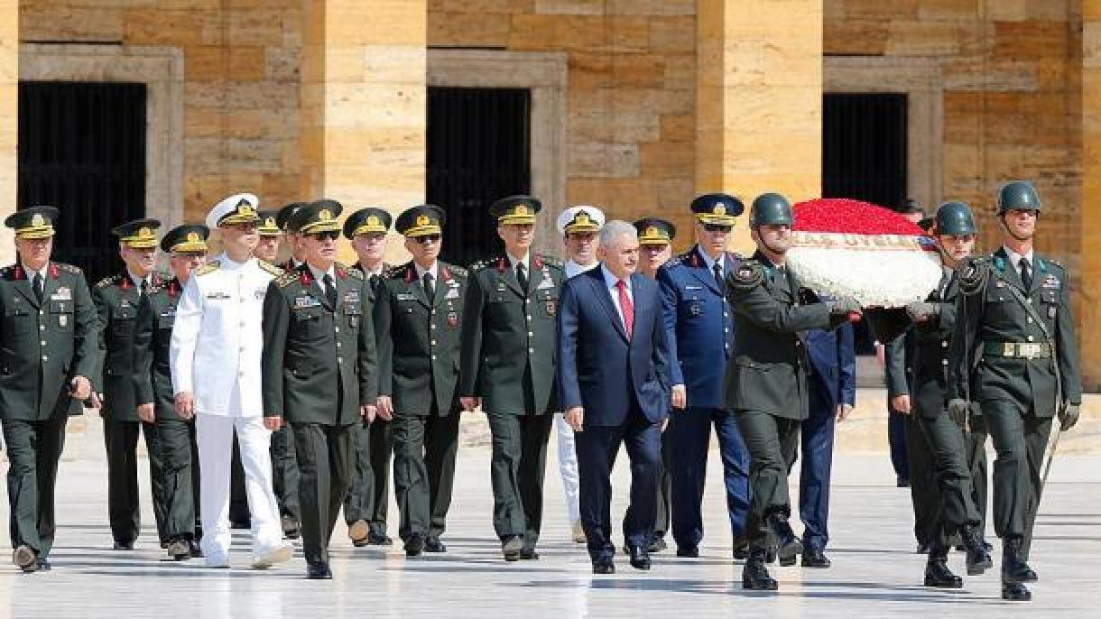 O primeiro-ministro e os membros do Conselho Militar Supremo visitam o Mausoléu de Atatürk
