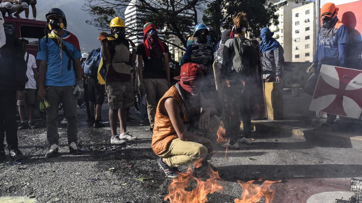 وینیزویلا:حکومت نواز گروہ کا اسمبلی پر بموں سے حملہ،متعدد ارکان زخمی