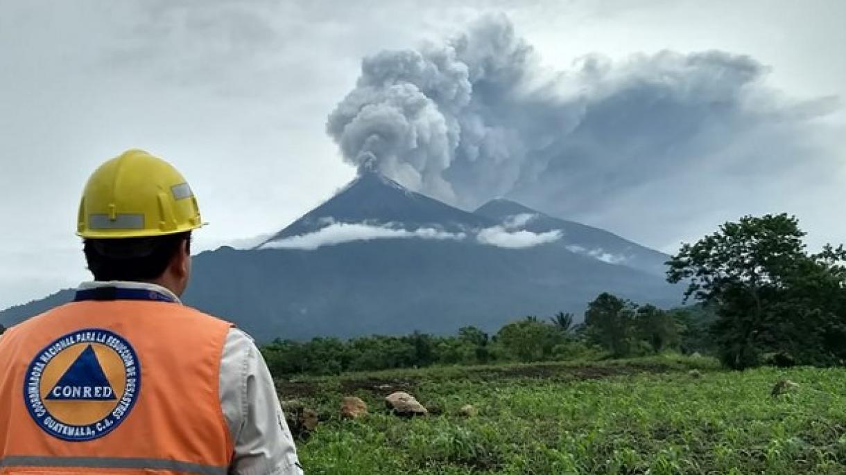 Guatemala ordena evacuación por nuevo flujo piroclástico en volcán de Fuego