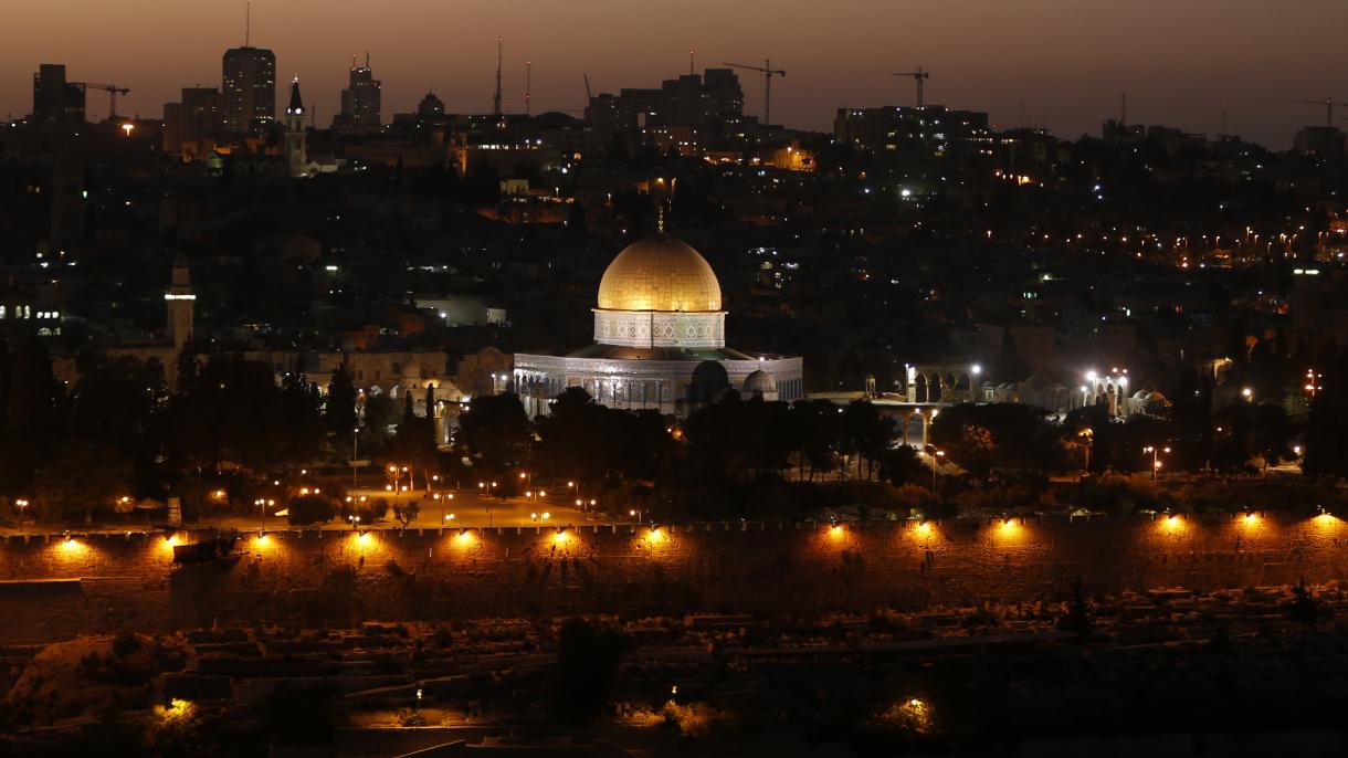 Palestinesi hanno spento le luci della Moschea Al Aqsa e dell'albero di Natale