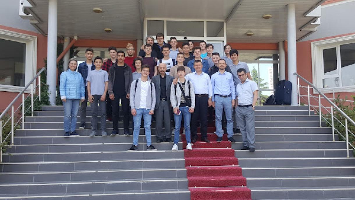Uluslararası Şehit Münür Alkan Anadolu İmam Hatip Lisesi_Arnavut öğrenciler.jpg