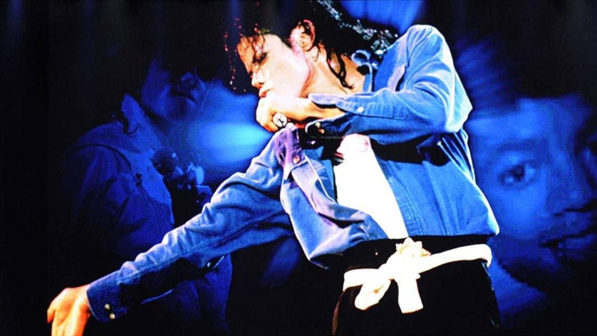 O jacheta emblematică a regelui muzicii pop Michael Jackson va fi scoasă la licitație
