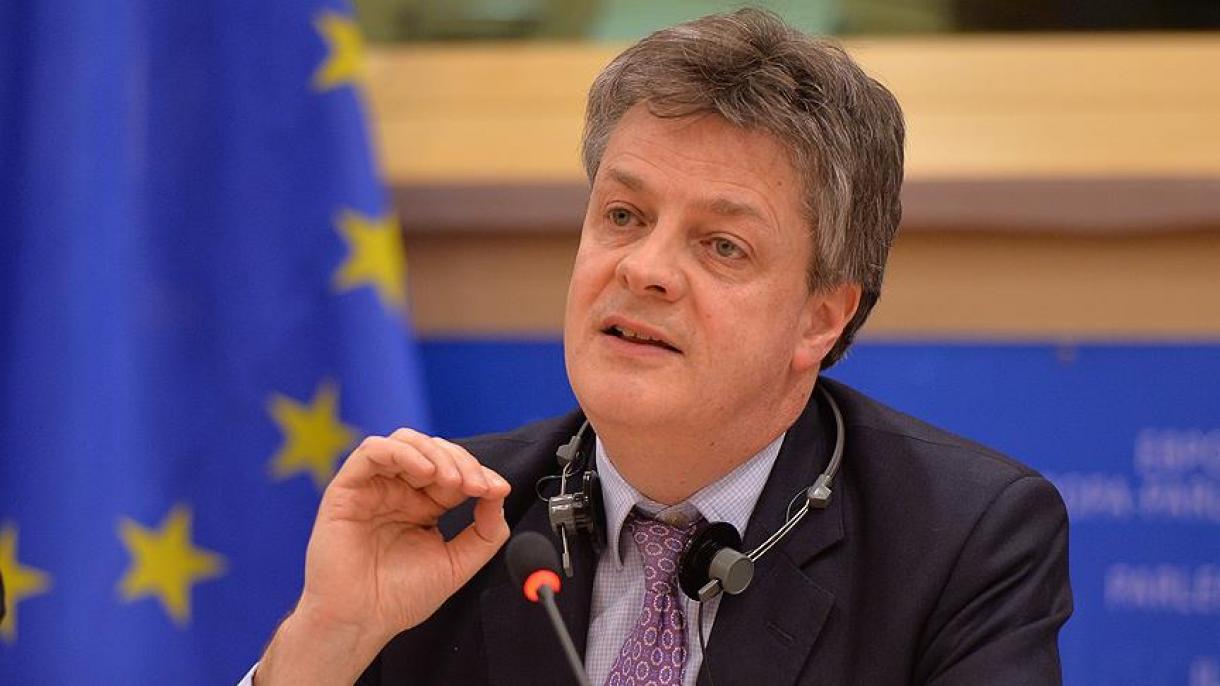 Британскиот еврокомесар Џонатан Хил поднесе оставка