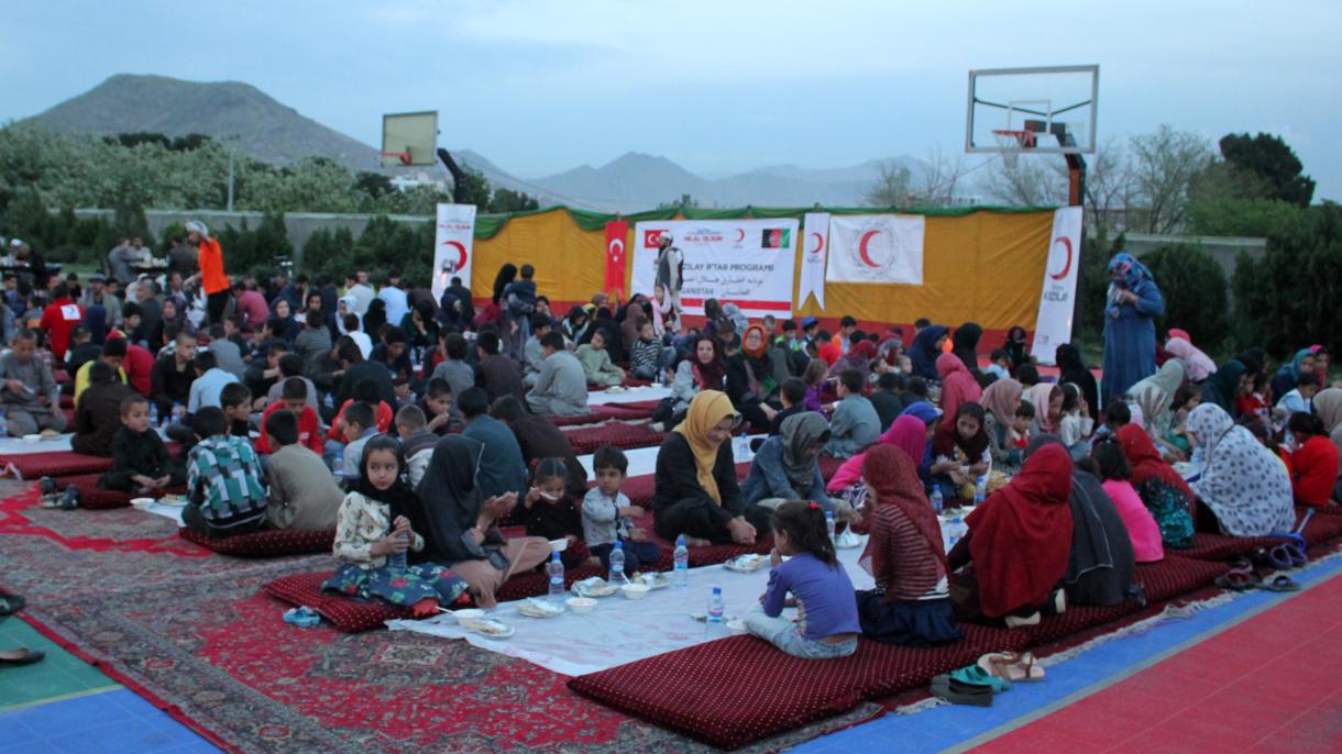 土耳其在阿富汗与孤儿和残疾人分享首次开斋饭