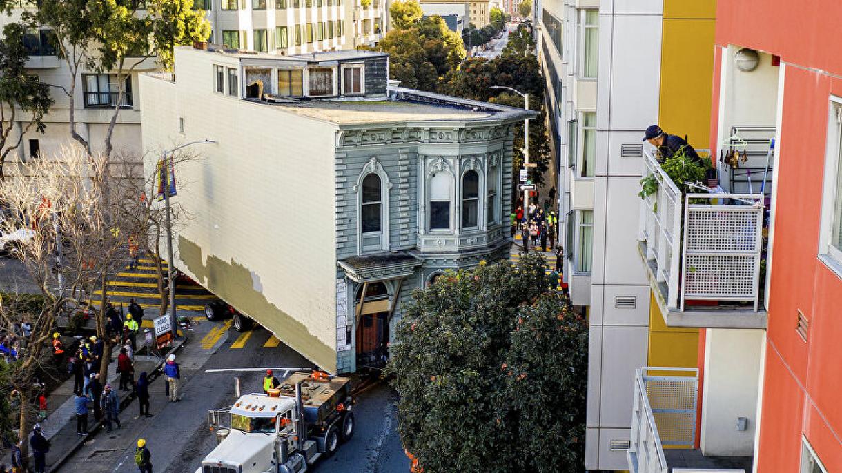 Историческа къща на 130 године е преместана на нов адрес в Сан Франциско