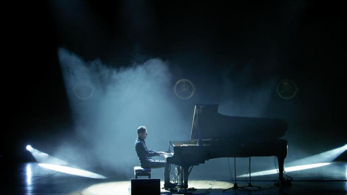 O pianista mais rápido do mundo oferece um show em Izmir