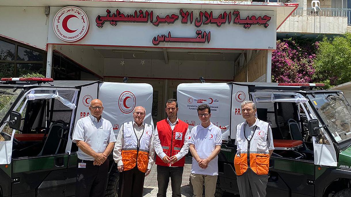 Le Croissant-Rouge turc fait don d'ambulances à la Palestine