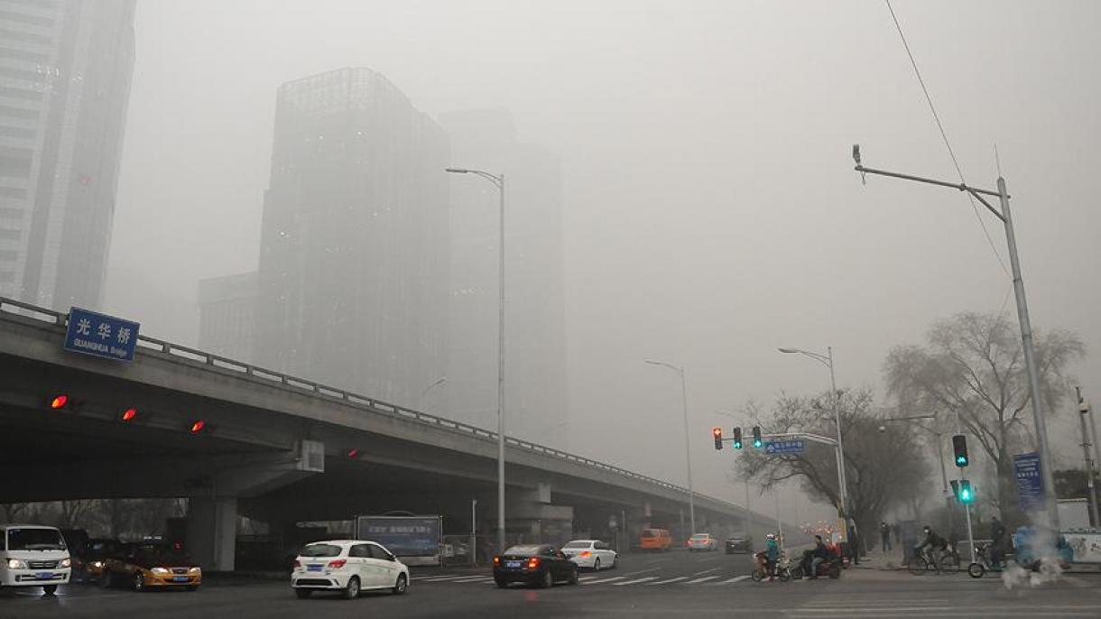中国大部分地区持续出现雾霾天气导致交通瘫痪