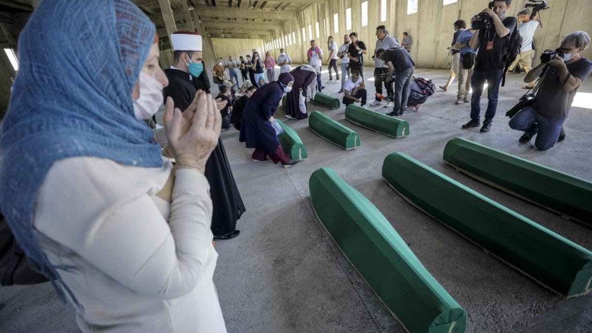 srebrenica soykirimi potocari cenazeler.jpg