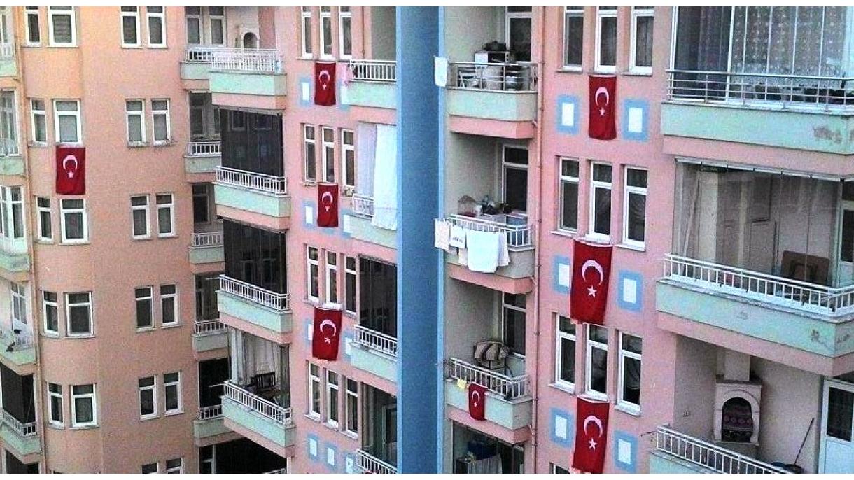 binalarda Turkiyə bayraqları_03.jpg