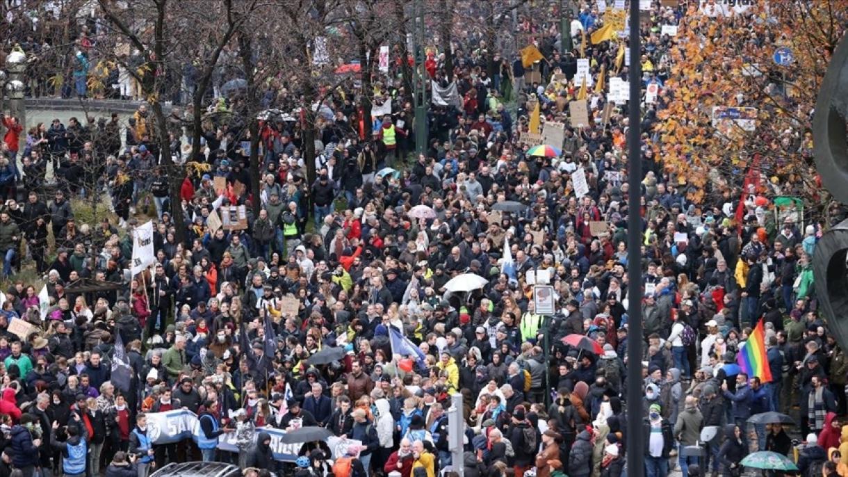 Marche contre les mesures contre le Covid-19 en Belgique : 3 policiers et 1 manifestant blessés