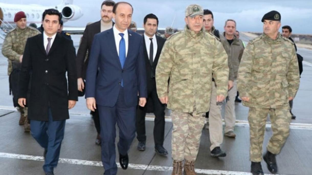 Akar vezérkari főnök megtekintette a  török-szír határvonalon lévő katonai egységeket