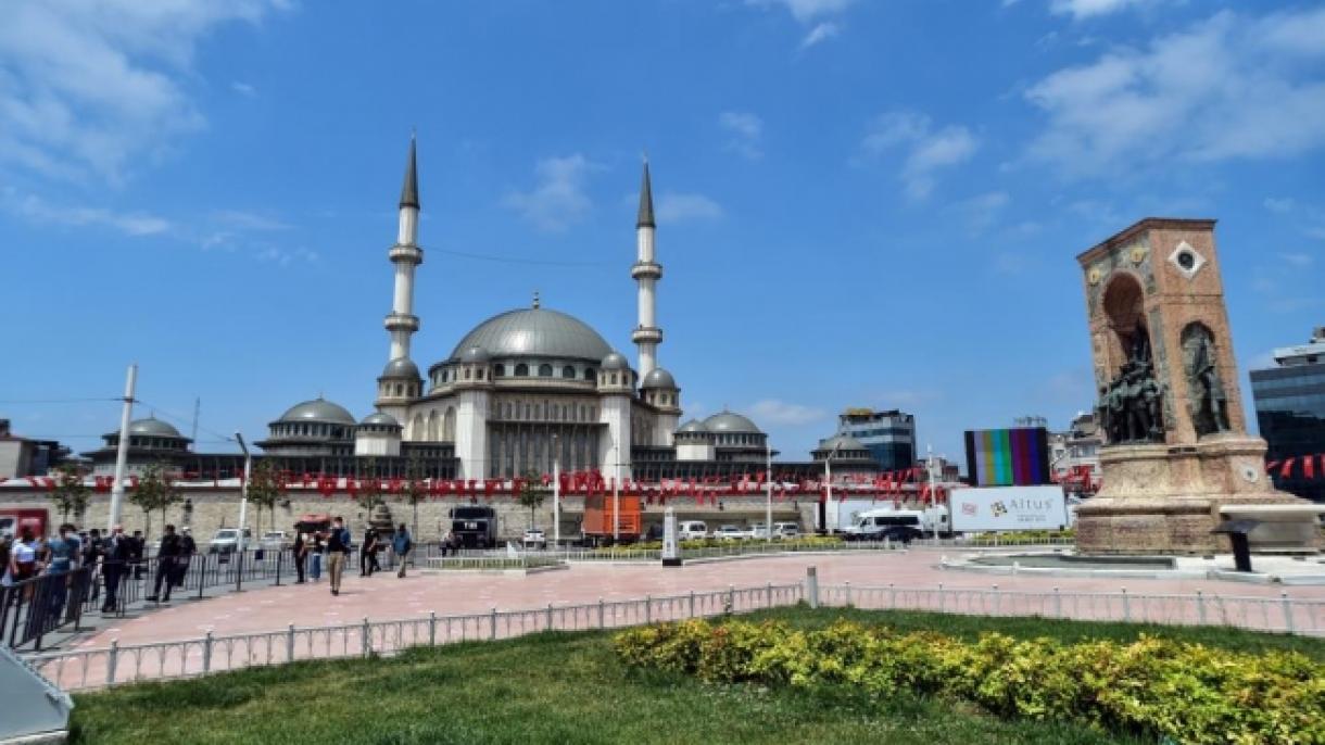 Stamboll – Interes i lartë për Xhaminë e Taksimit nga turistët vendas e të huaj