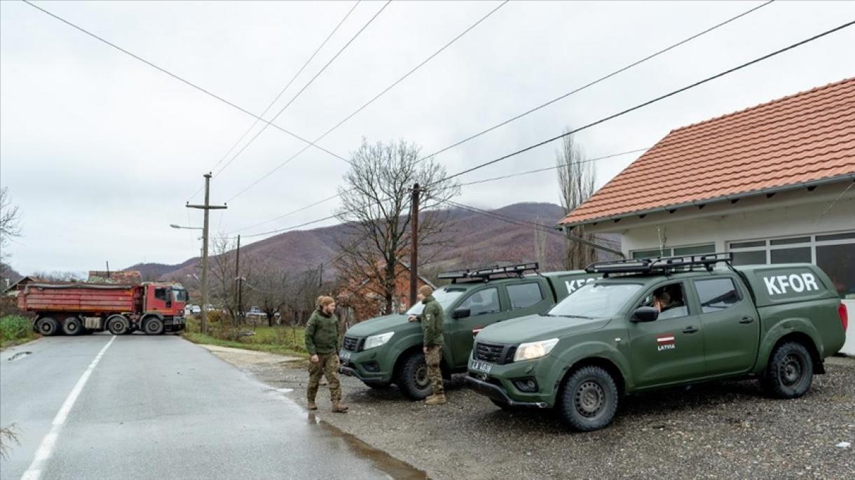 北约驻科索沃维和部队巡逻士兵附近传出枪声