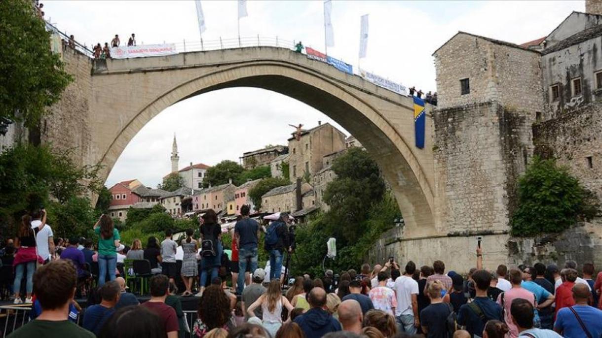 بوسنیا ہرزیگوینیا: موستار پُل ڈائیو، 29 کھلاڑیوں نے پُل سے دریا میں چھلانگیں لگائیں