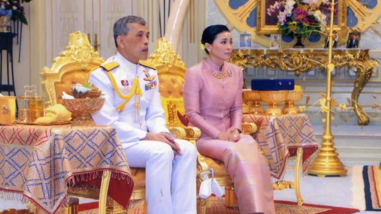 泰国国王迎娶卫队司令官并授予王后封号