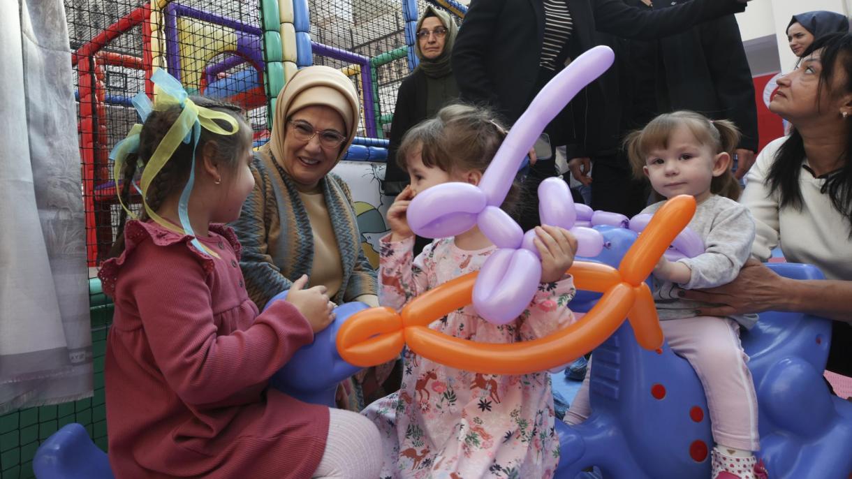 emine erdogan ukraynali yetim cocuk.jpg
