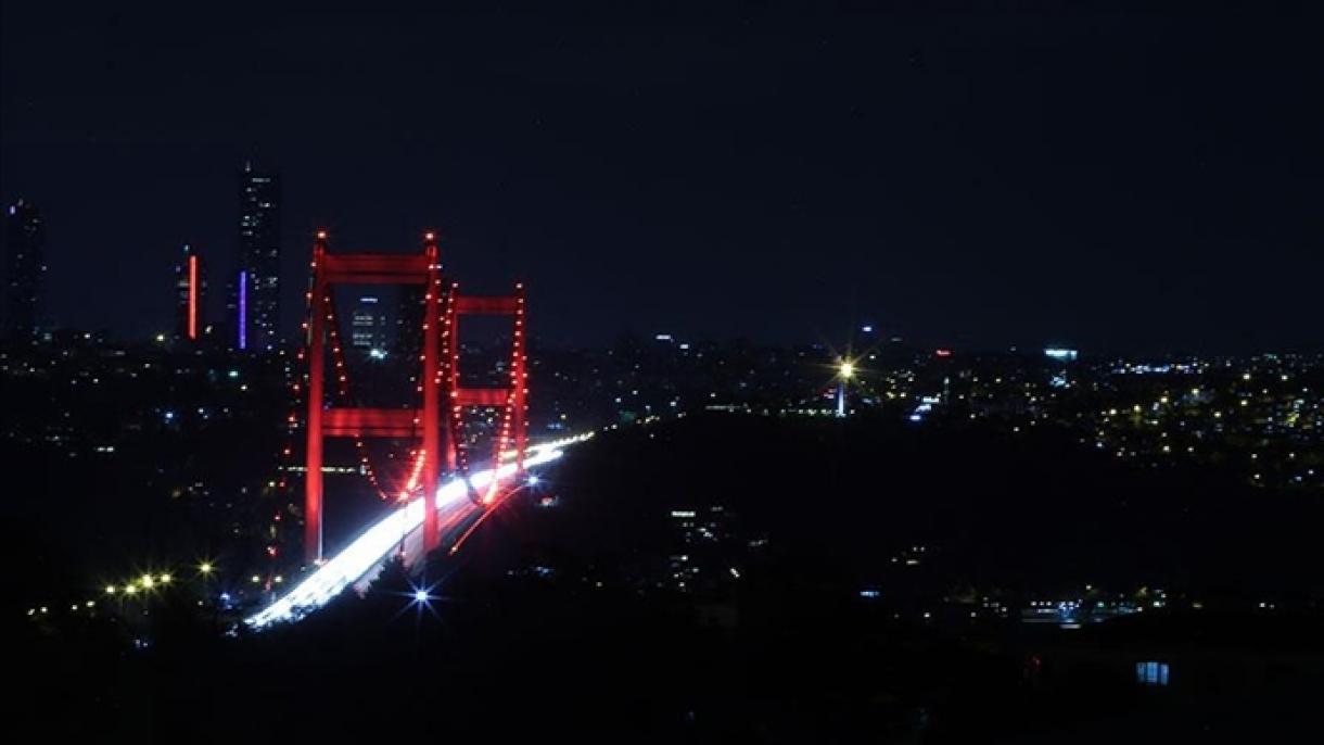 Мостът на Босфора снощи бе осветен в червено