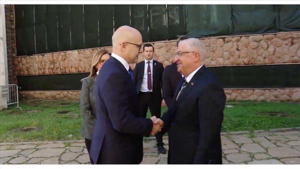 国防部长居勒与塞尔维亚防长会面
