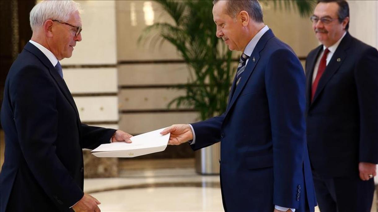 سفیر جدید نروژ در آنکارا استوارنامه خود را تقدیم اردوغان کرد