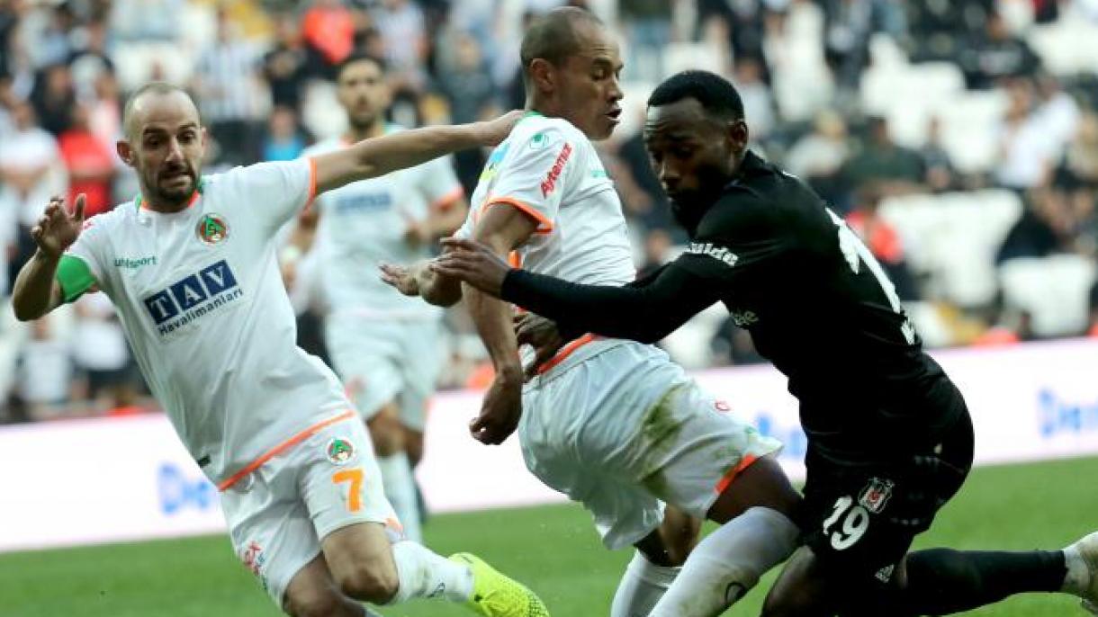 "Beşiktaş" lideri məğlub etdi