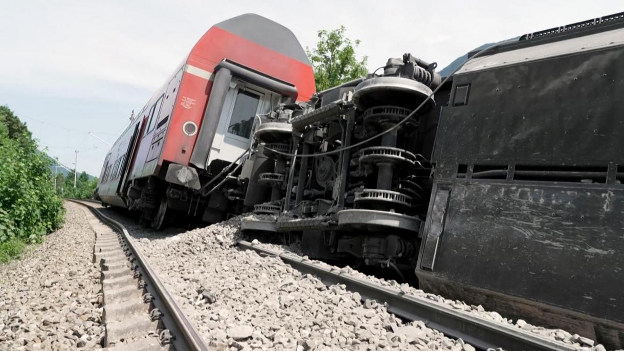 Трима загинали и над 60 ранени във влакова катастрофа в Германия