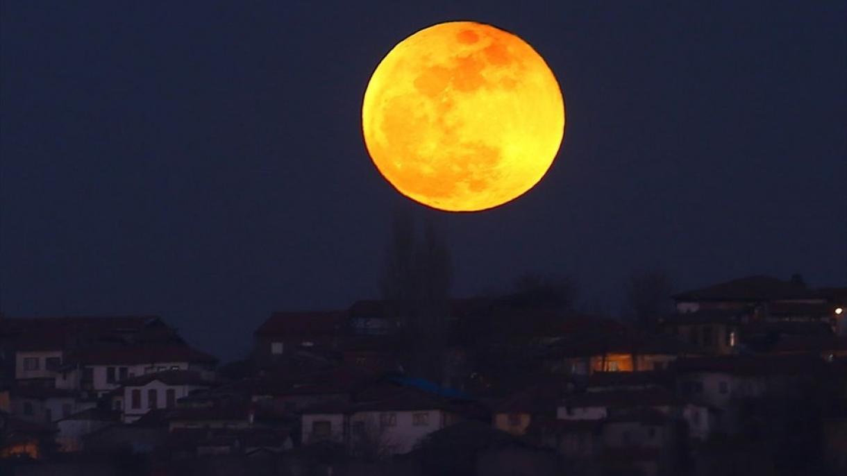 La Lune photographiée pour la première fois le 2 janvier 1839 par l’un des inventeurs de l’appareil photo, le Français Louis Daguerre