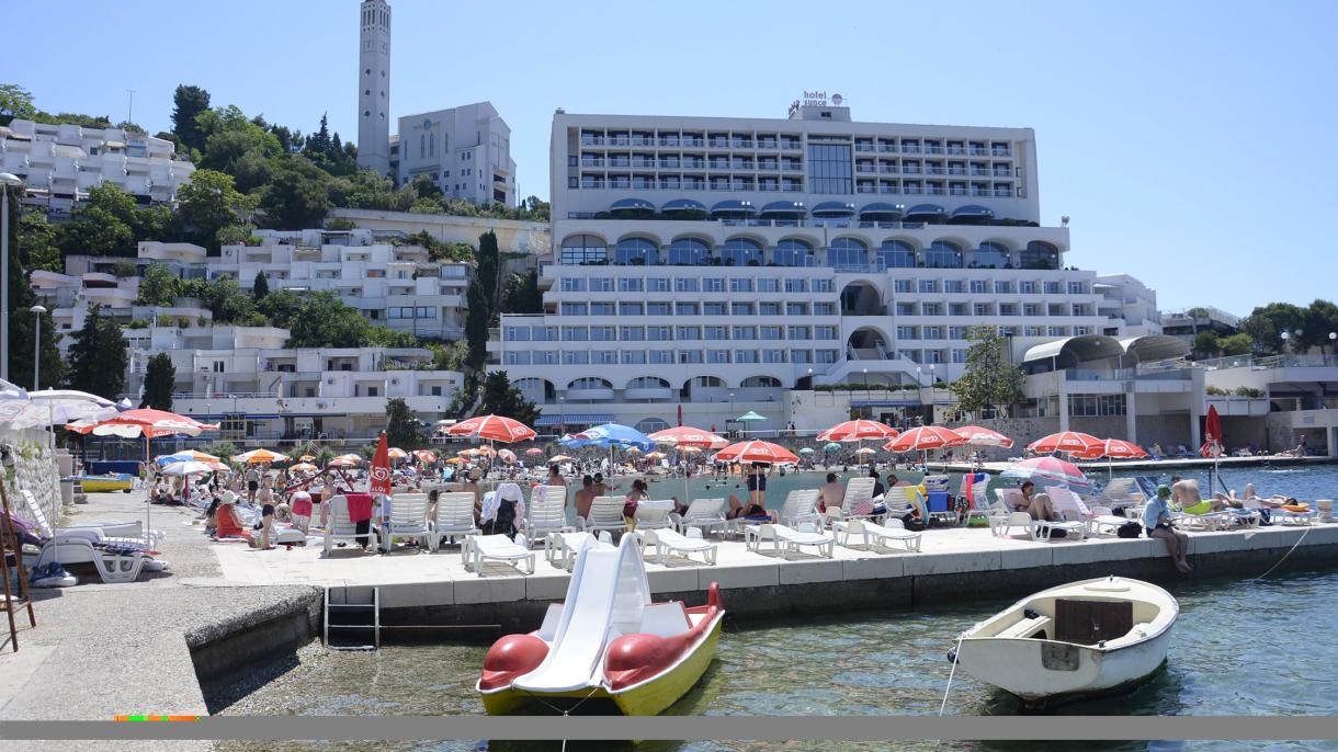 Bosanci i Hercegovci ispunili plaže u Neumu