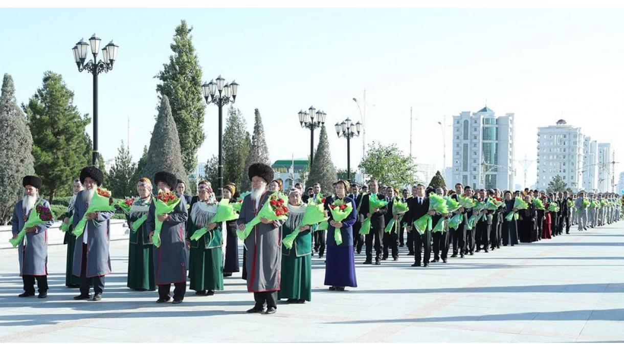 Türkmenistan’da “Anayasa ve Bayrak Günü” Kutlandı 2.jpg