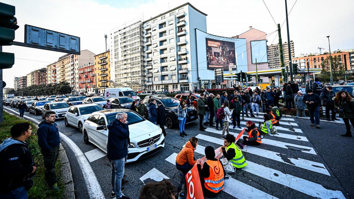 Attivisti italiani hanno bloccato strade per richiamare l'attenzione alla questione climatica