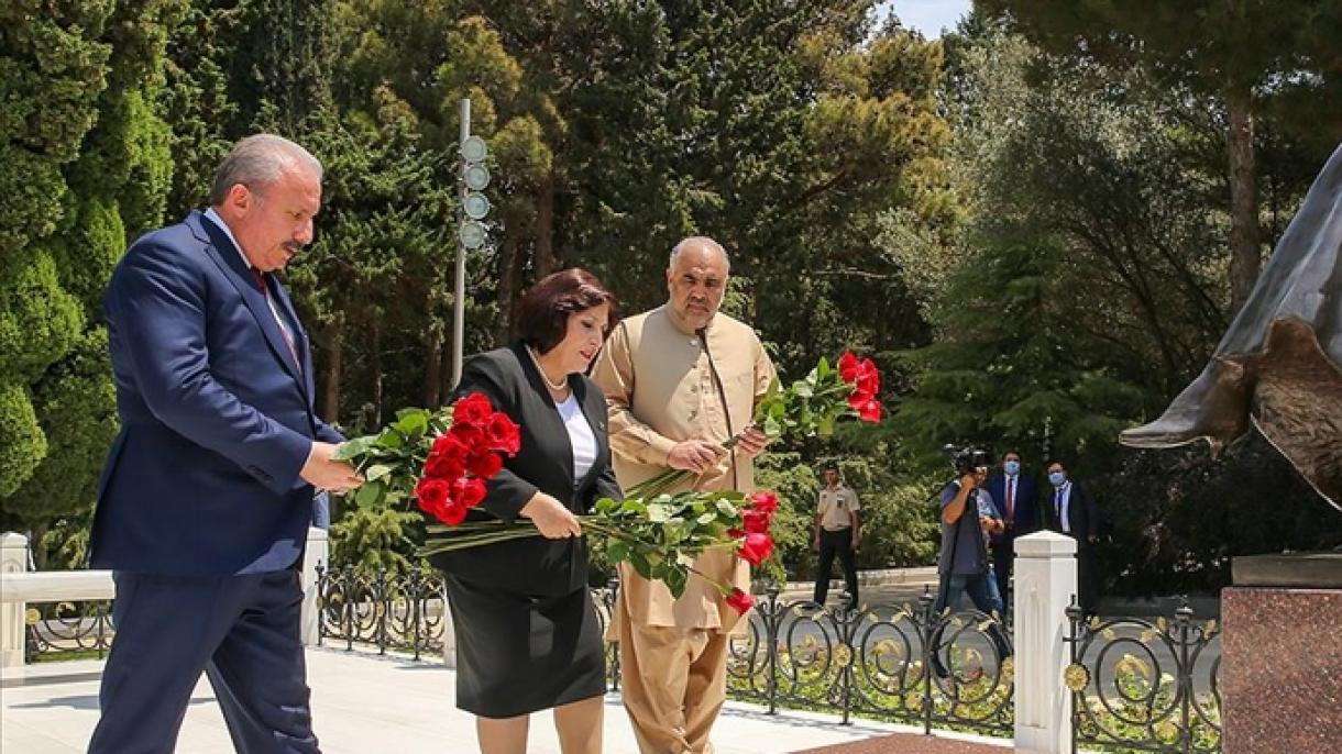 sentop baku sehitlik ziyaret.jpg