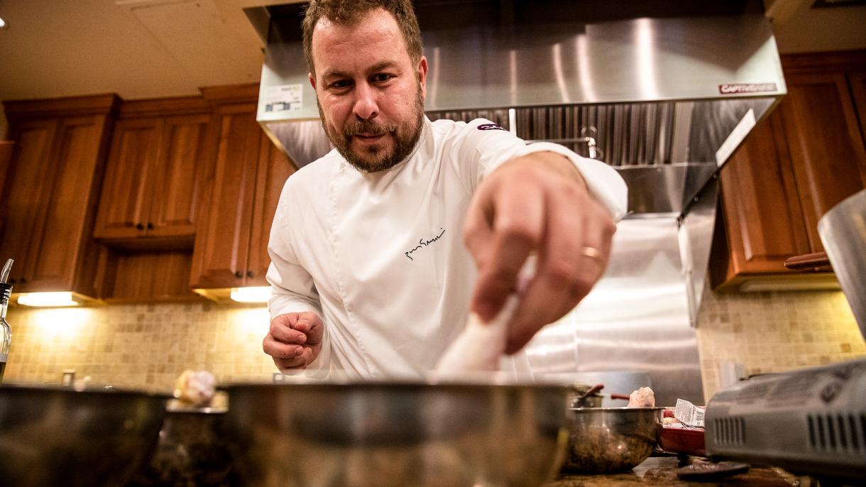 Yunus Emre Akkor, el chef turco quien ganó el premio 'Oscar' de libros de cocina