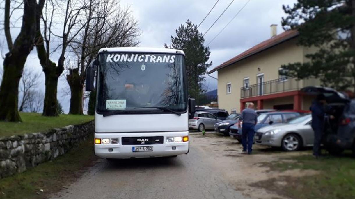 Мигрантите од кампот „Вучјак“ кај Бихаќ се носат со автобуси во кампот „Ушивак“ недалеку од Сараево