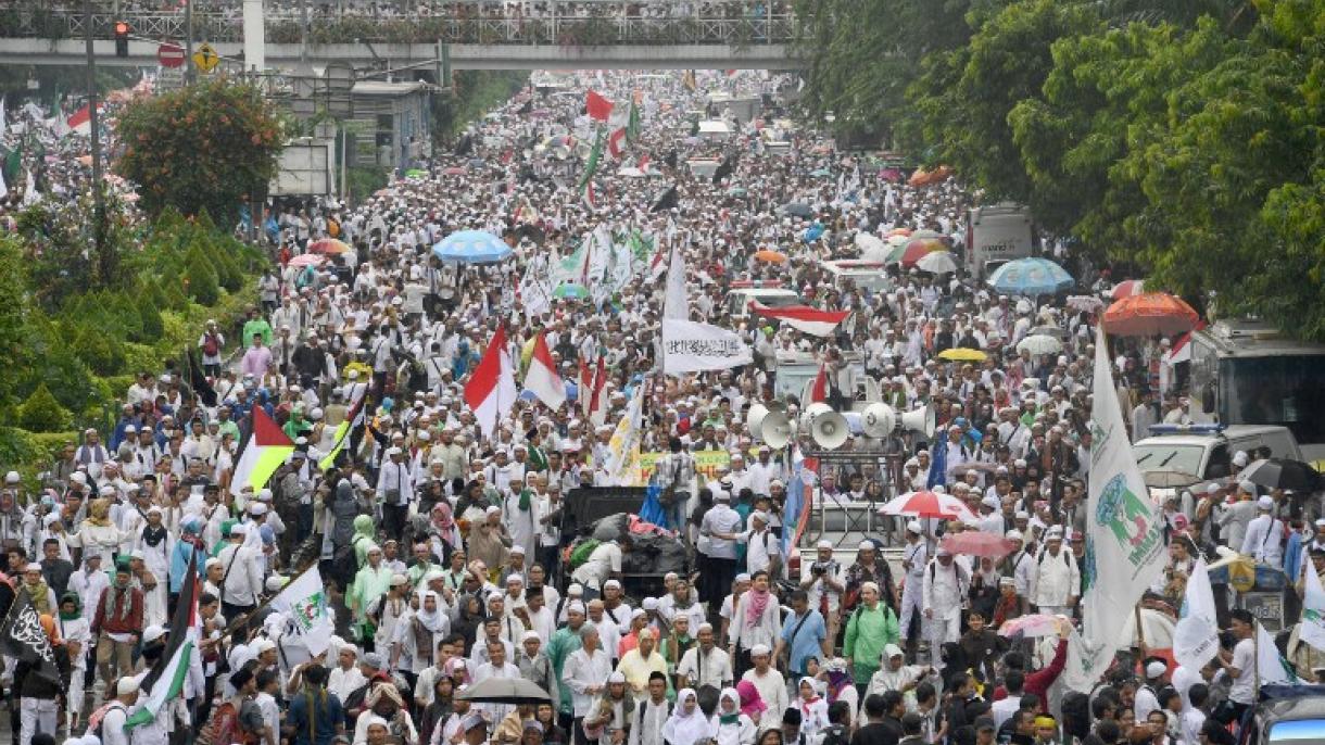 Indonésie: 200.000 musulmans manifestent contre un gouverneur chrétien